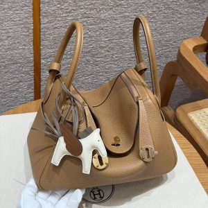 Hermes Lindy 26 CM Bag Handmade In Taurillon Clemence Leather Gold Hardware 4B Biscuit - Image 4