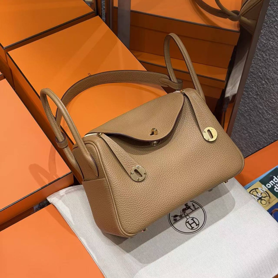 Hermes Lindy 26 CM Bag Handmade In Taurillon Clemence Leather Gold Hardware 4B Biscuit - Image 3