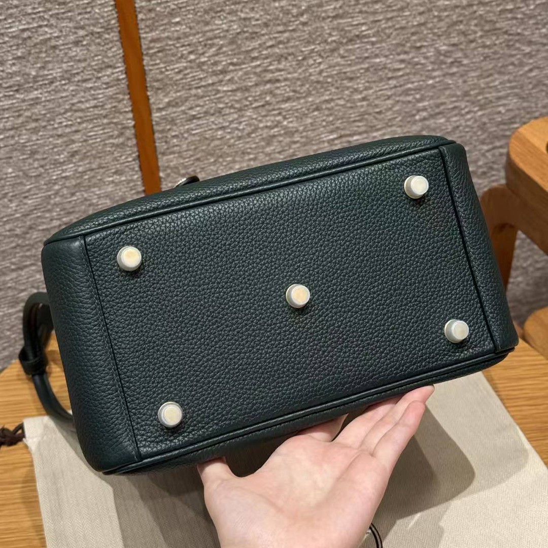 Hermes Lindy 26 CM Bag Handmade In Taurillon Clemence Leather Gold Hardware 60 Vert Cypres - Image 19