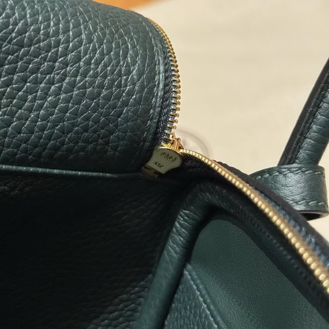 Hermes Lindy 26 CM Bag Handmade In Taurillon Clemence Leather Gold Hardware 60 Vert Cypres - Image 16
