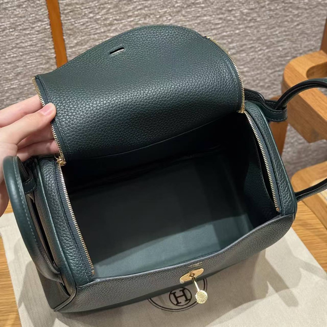 Hermes Lindy 26 CM Bag Handmade In Taurillon Clemence Leather Gold Hardware 60 Vert Cypres - Image 13
