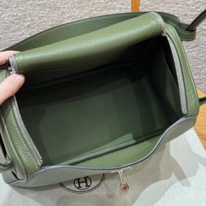 Hermes Lindy 26 CM Bag Handmade In Taurillon Clemence Leather Sliver Hardware 61 Olive Green - Image 15