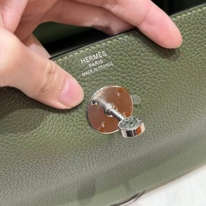 Hermes Lindy 26 CM Bag Handmade In Taurillon Clemence Leather Sliver Hardware 61 Olive Green - Image 14