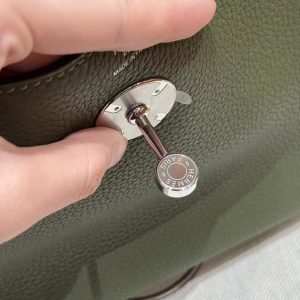 Hermes Lindy 26 CM Bag Handmade In Taurillon Clemence Leather Sliver Hardware 61 Olive Green - Image 7