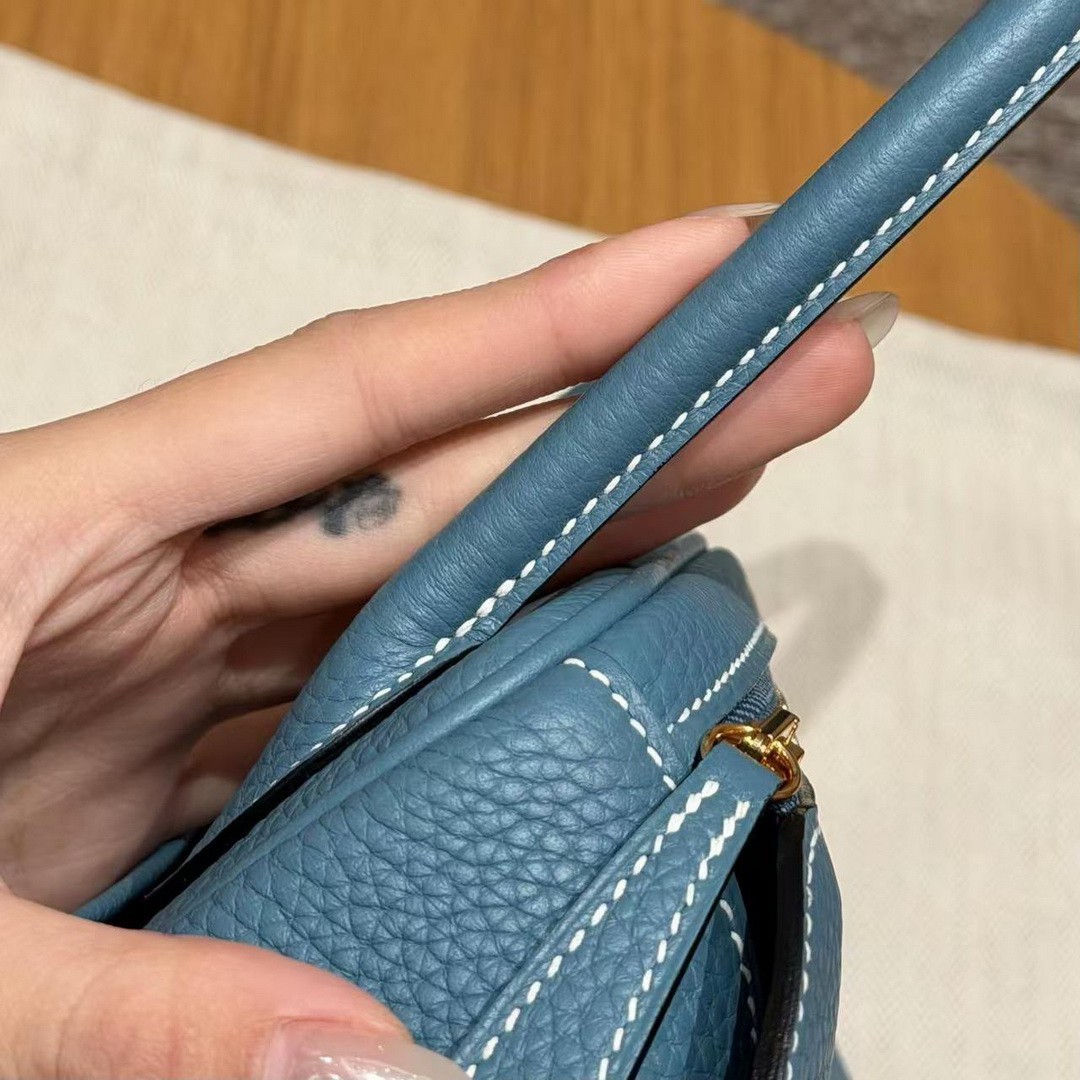 Hermes Lindy 26 CM Bag Handmade In Taurillon Clemence Leather Gold Hardware 75 Blue Jean - Image 7