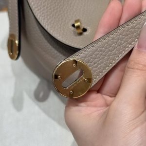 Hermes Lindy 26 CM Bag Handmade In Taurillon Clemence Leather Gold Hardware 81 Gris Tourterelle - Image 16
