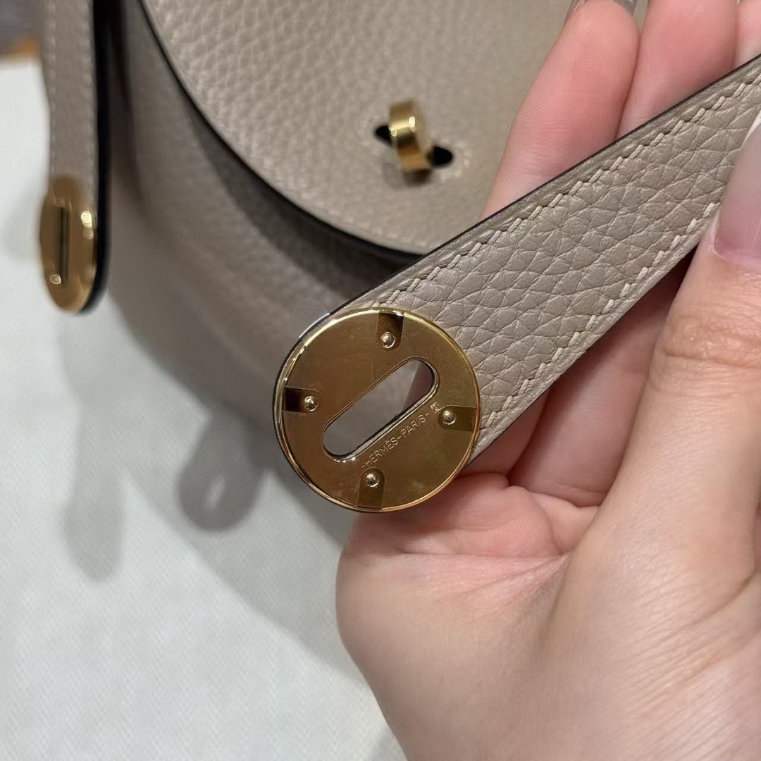 Hermes Lindy 26 CM Bag Handmade In Taurillon Clemence Leather Gold Hardware 81 Gris Tourterelle - Image 16