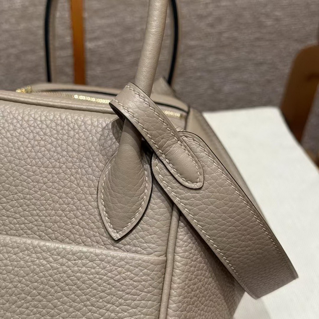 Hermes Lindy 26 CM Bag Handmade In Taurillon Clemence Leather Gold Hardware 81 Gris Tourterelle - Image 11
