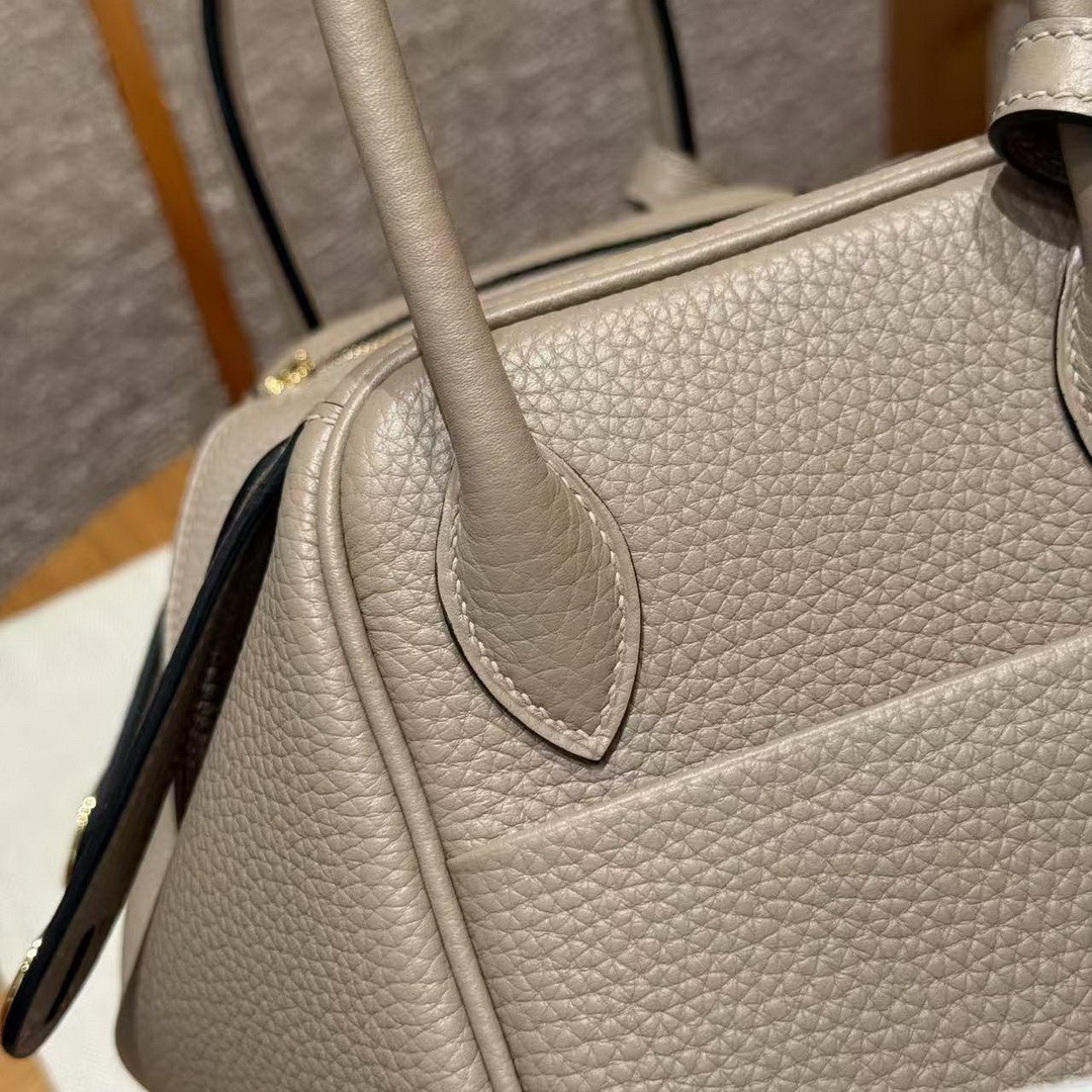 Hermes Lindy 26 CM Bag Handmade In Taurillon Clemence Leather Gold Hardware 81 Gris Tourterelle - Image 10