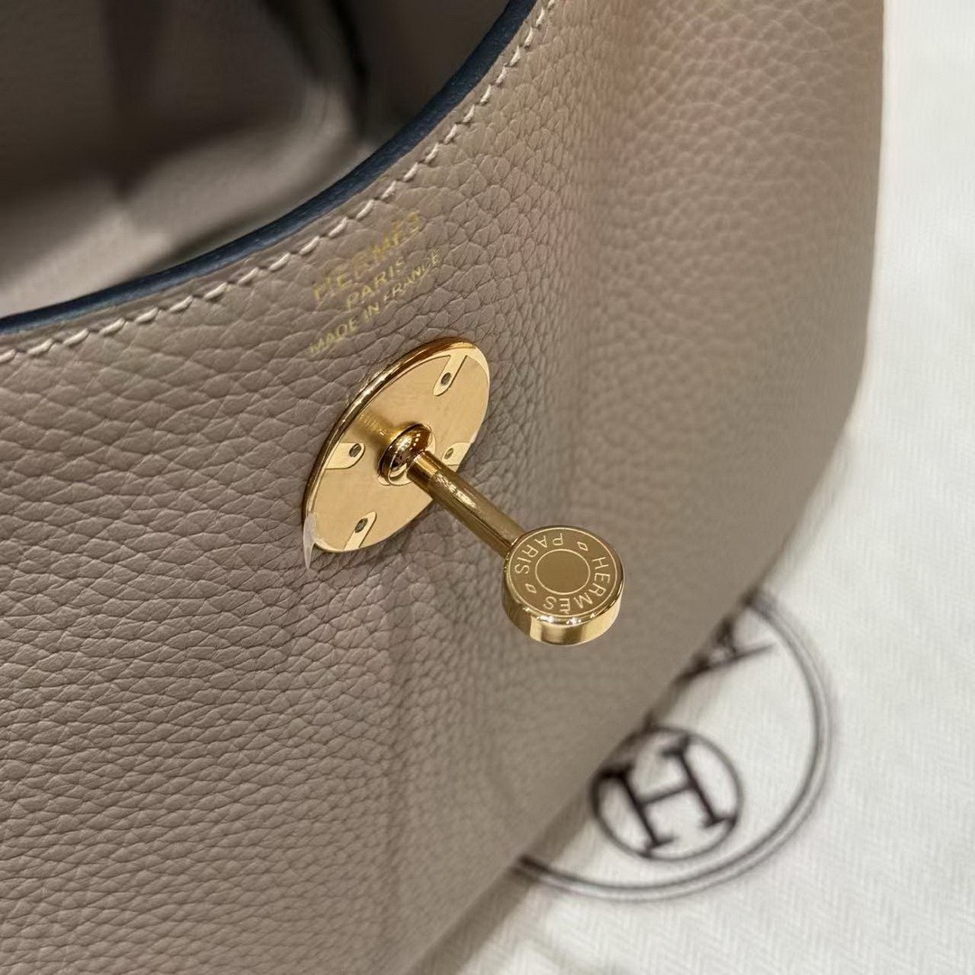 Hermes Lindy 26 CM Bag Handmade In Taurillon Clemence Leather Gold Hardware 81 Gris Tourterelle - Image 5