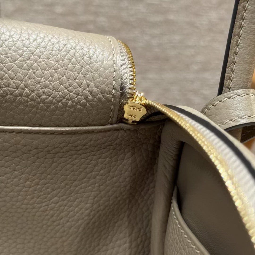 Hermes Lindy 26 CM Bag Handmade In Taurillon Clemence Leather Gold Hardware 81 Gris Tourterelle - Image 3