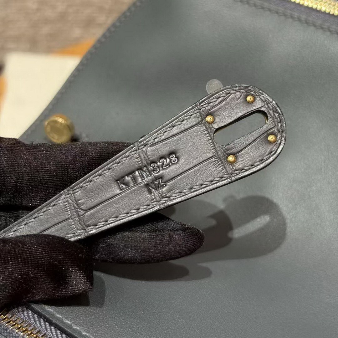 Hermes Lindy 26 CM Bag Handmade In Swift And Matte Alligator Crocodile Leather Gold Hardware 88 Graphite - Image 10