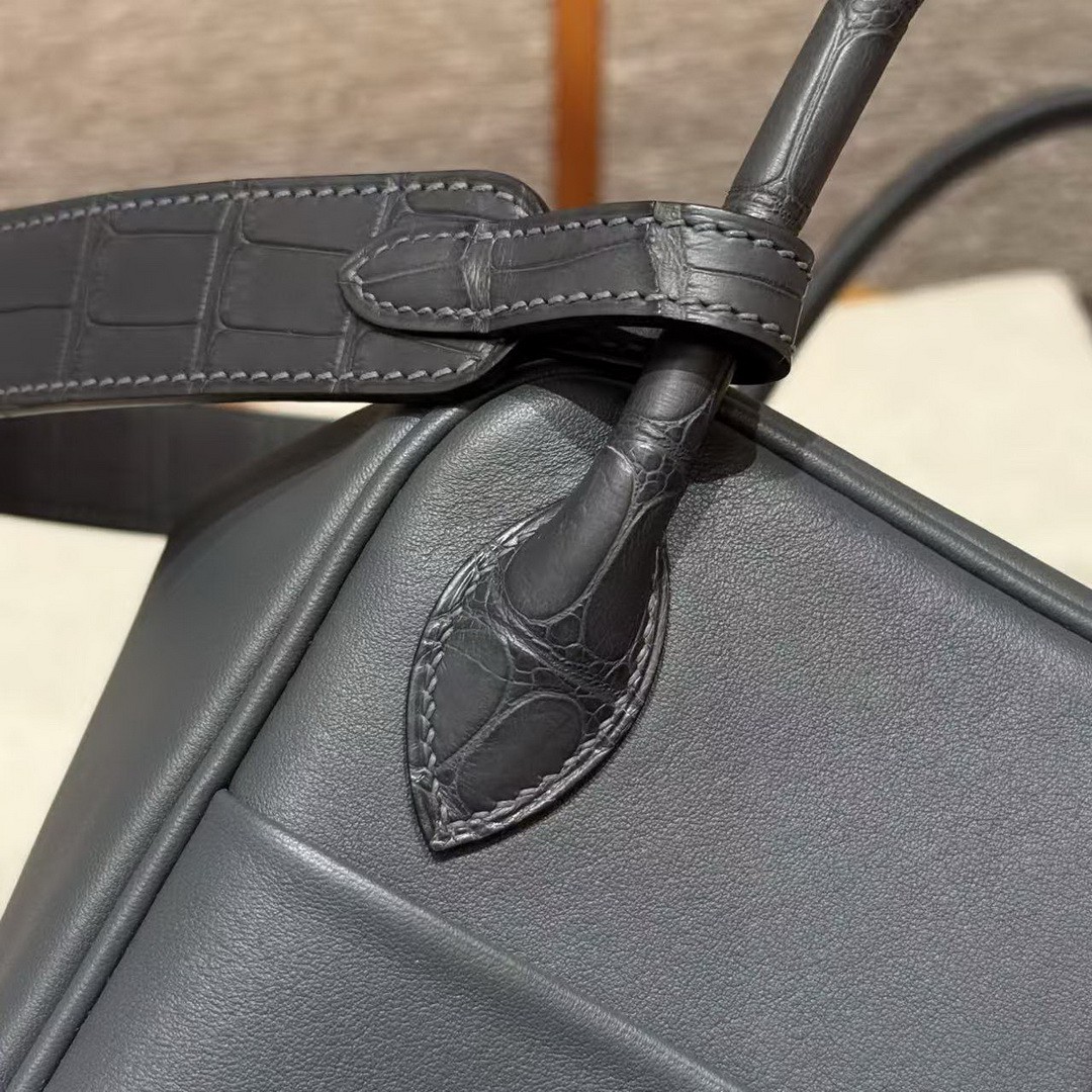 Hermes Lindy 26 CM Bag Handmade In Swift And Matte Alligator Crocodile Leather Gold Hardware 88 Graphite - Image 4