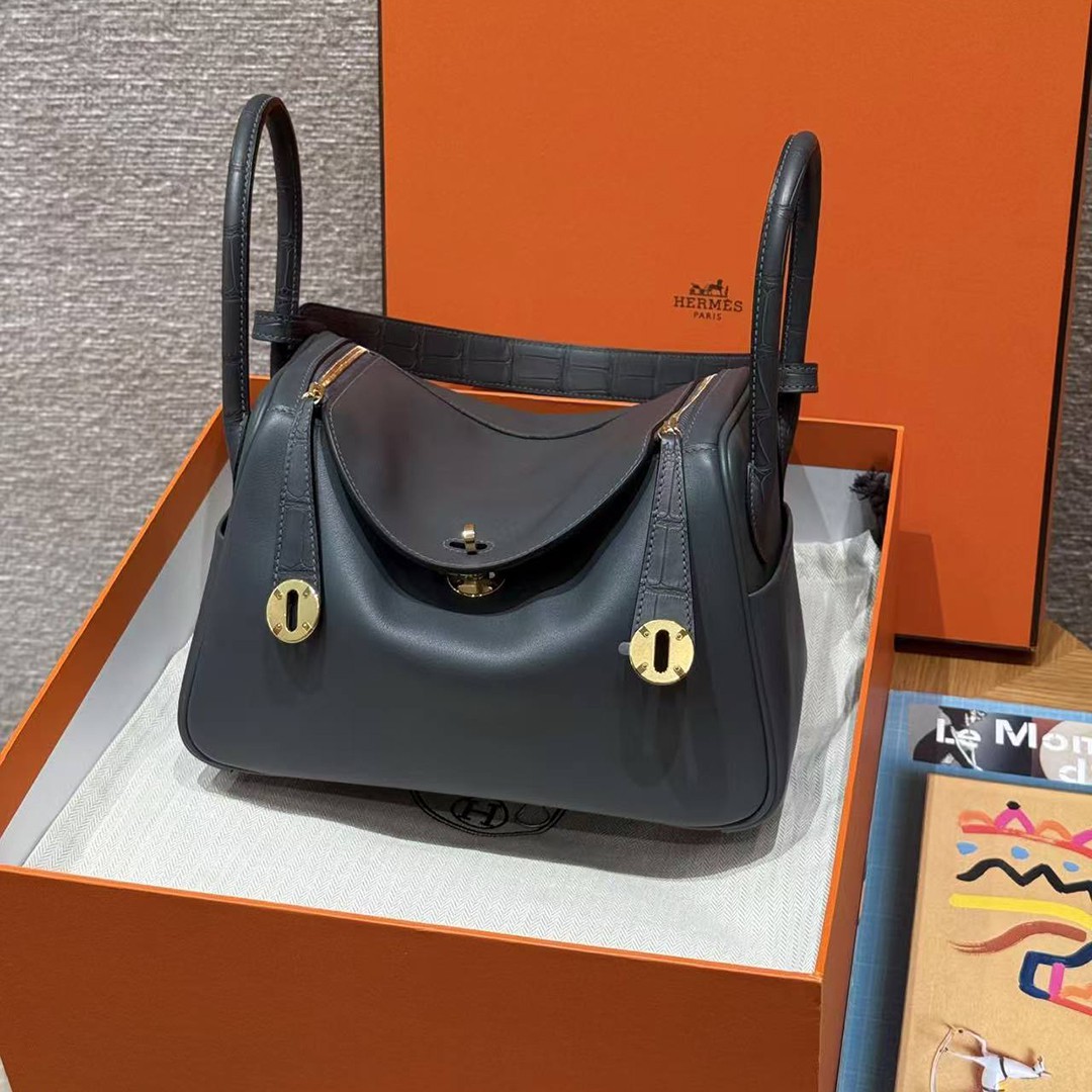 Hermes Lindy 26 CM Bag Handmade In Swift And Matte Alligator Crocodile Leather Gold Hardware 88 Graphite - Image 3