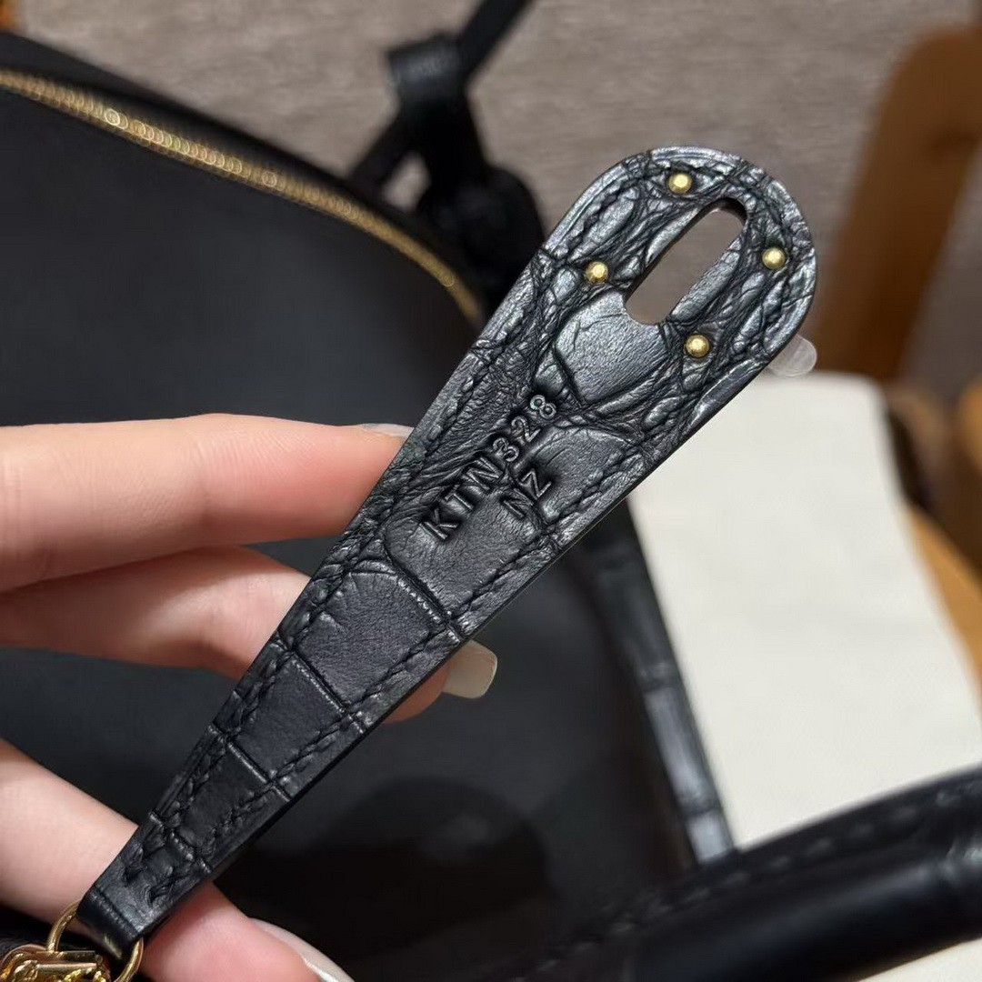 Hermes Lindy 26 CM Bag Handmade In Swift And Matte Alligator Crocodile Leather Gold Hardware 89 Noir - Image 15