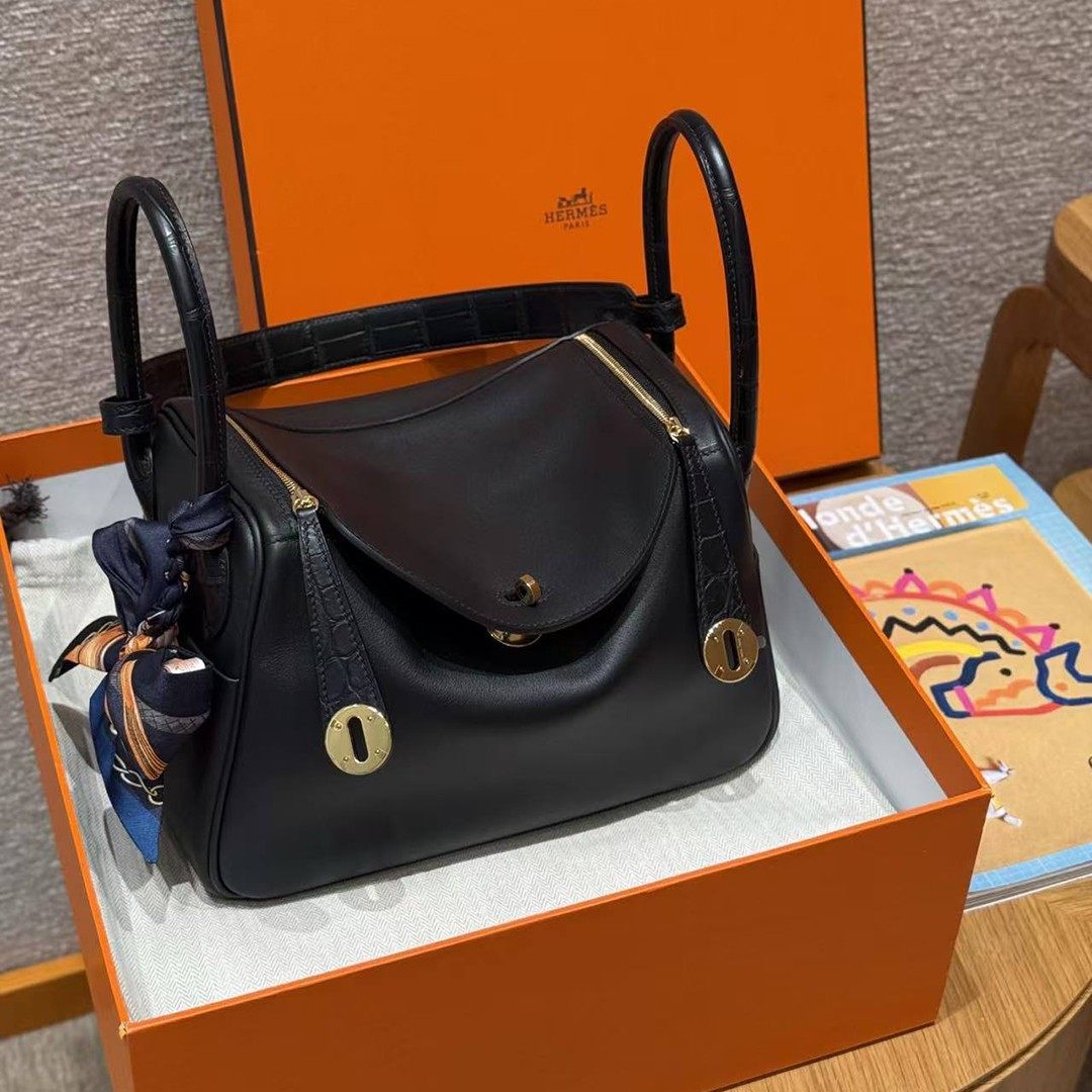 Hermes Lindy 26 CM Bag Handmade In Swift And Matte Alligator Crocodile Leather Gold Hardware 89 Noir - Image 12
