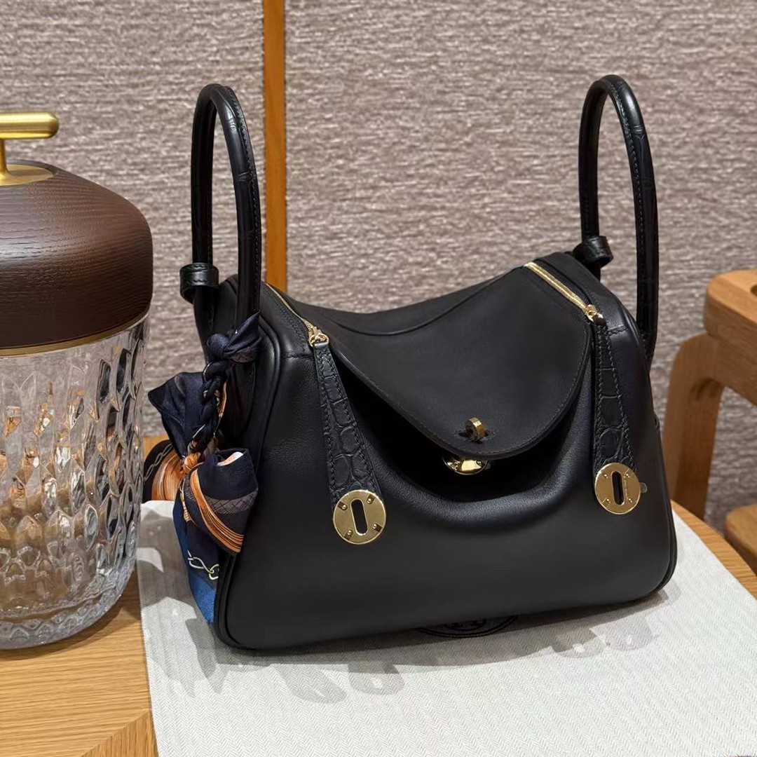 Hermes Lindy 26 CM Bag Handmade In Swift And Matte Alligator Crocodile Leather Gold Hardware 89 Noir - Image 11