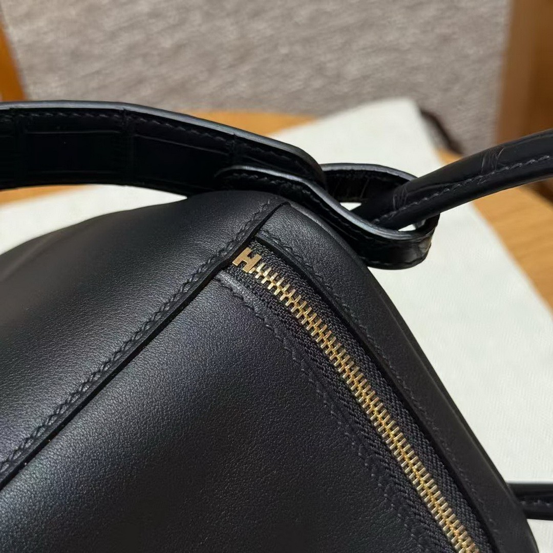 Hermes Lindy 26 CM Bag Handmade In Swift And Matte Alligator Crocodile Leather Gold Hardware 89 Noir - Image 8