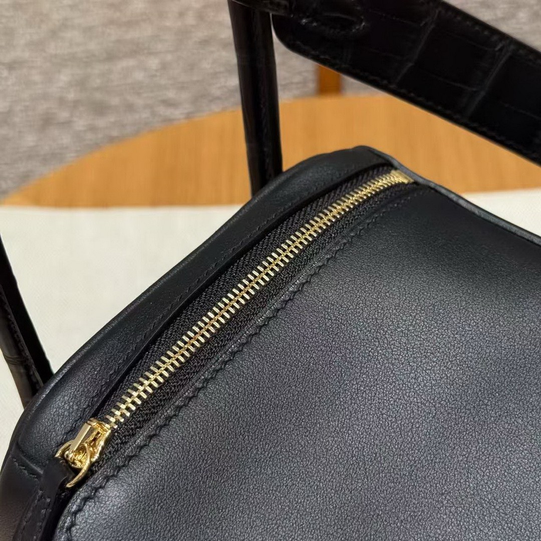 Hermes Lindy 26 CM Bag Handmade In Swift And Matte Alligator Crocodile Leather Gold Hardware 89 Noir - Image 6