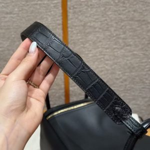 Hermes Lindy 26 CM Bag Handmade In Swift And Matte Alligator Crocodile Leather Gold Hardware 89 Noir - Image 4