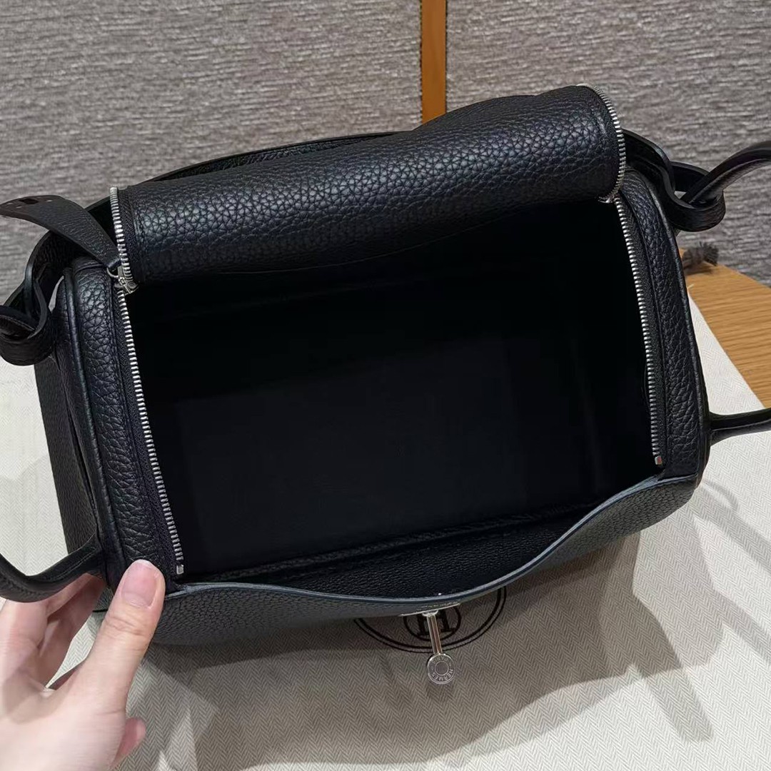 Hermes Lindy 26 CM Bag Handmade In Taurillon Clemence Leather Silver Hardware 89 Noir - Image 17