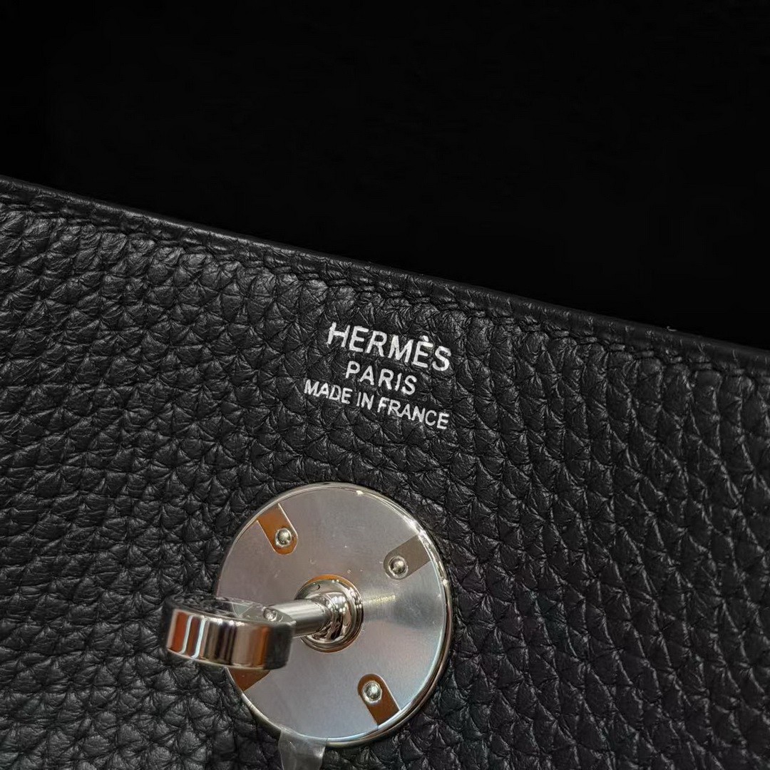 Hermes Lindy 26 CM Bag Handmade In Taurillon Clemence Leather Silver Hardware 89 Noir - Image 16