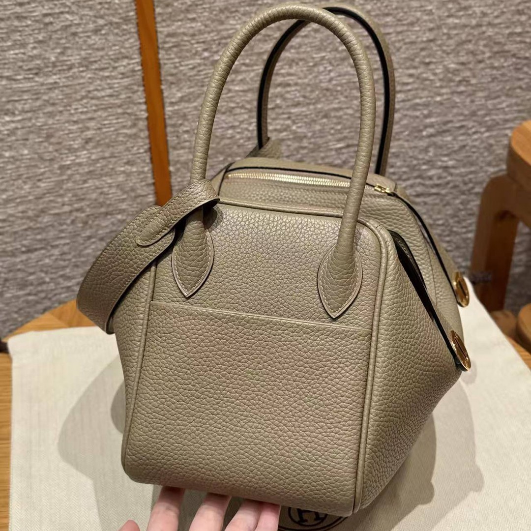 Hermes Lindy 26 CM Bag Handmade In Taurillon Clemence Leather Gold Hardware 8Q Beige Marfa - Image 20