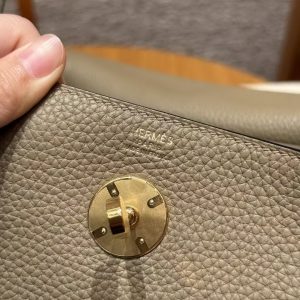 Hermes Lindy 26 CM Bag Handmade In Taurillon Clemence Leather Gold Hardware 8Q Beige Marfa - Image 17