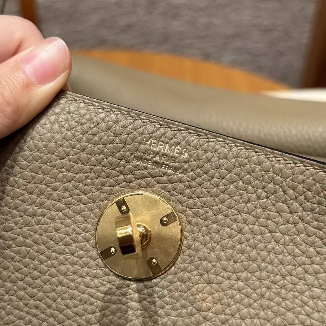 Hermes Lindy 26 CM Bag Handmade In Taurillon Clemence Leather Gold Hardware 8Q Beige Marfa - Image 17