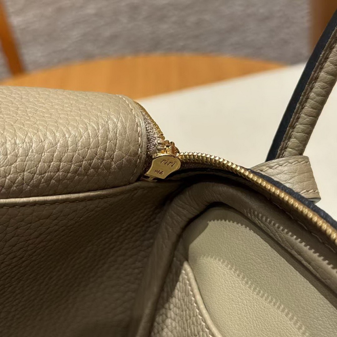 Hermes Lindy 26 CM Bag Handmade In Taurillon Clemence Leather Gold Hardware 8Q Beige Marfa - Image 14