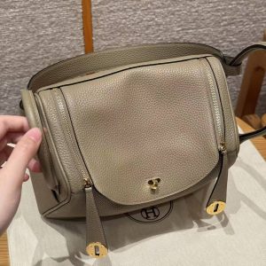 Hermes Lindy 26 CM Bag Handmade In Taurillon Clemence Leather Gold Hardware 8Q Beige Marfa - Image 13