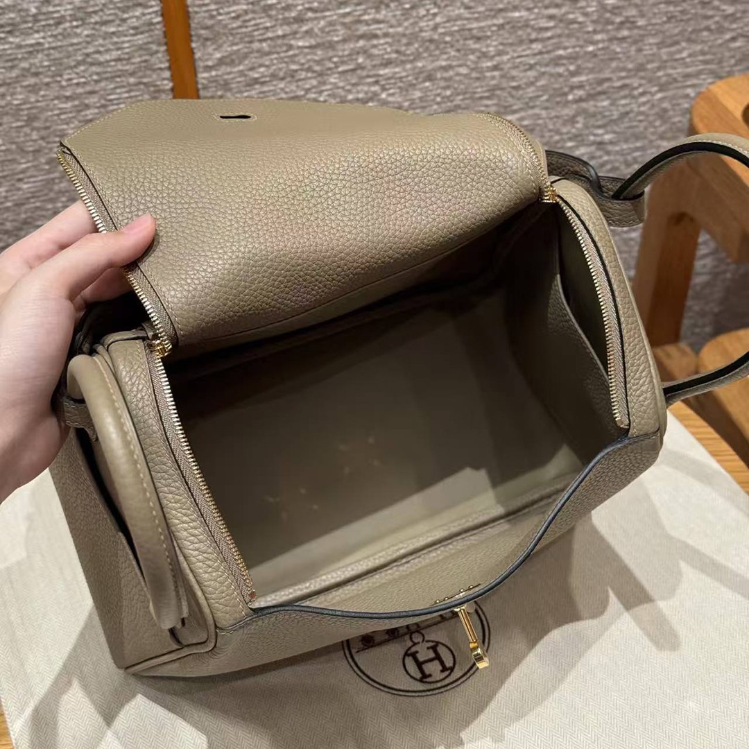 Hermes Lindy 26 CM Bag Handmade In Taurillon Clemence Leather Gold Hardware 8Q Beige Marfa - Image 12