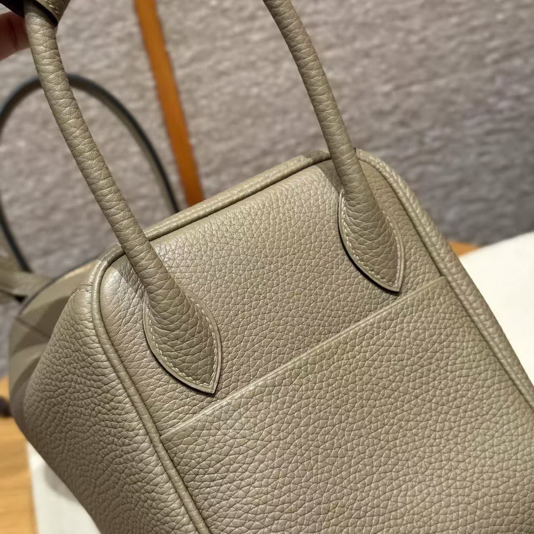 Hermes Lindy 26 CM Bag Handmade In Taurillon Clemence Leather Gold Hardware 8Q Beige Marfa - Image 11