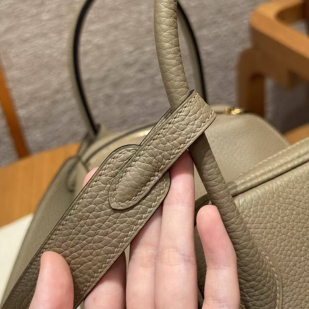 Hermes Lindy 26 CM Bag Handmade In Taurillon Clemence Leather Gold Hardware 8Q Beige Marfa - Image 10