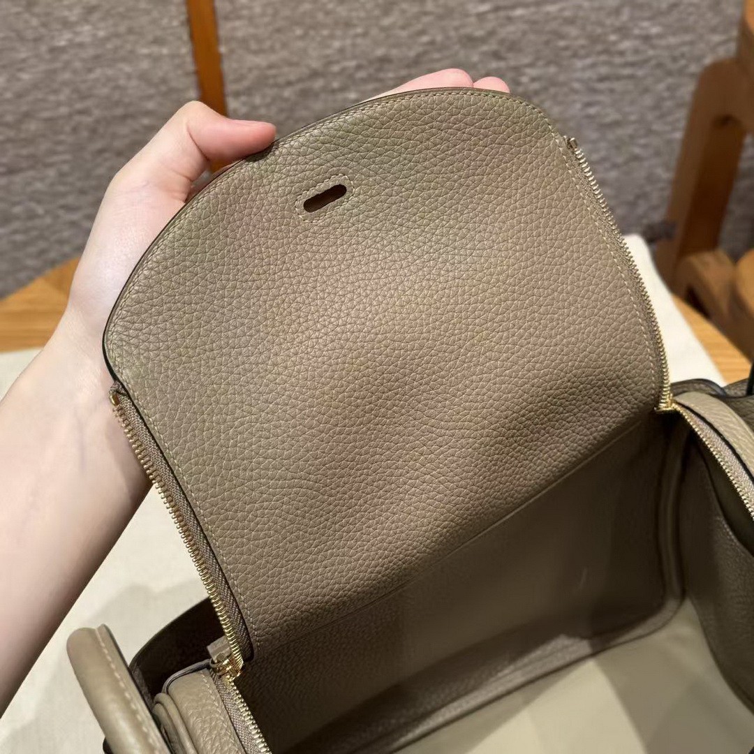 Hermes Lindy 26 CM Bag Handmade In Taurillon Clemence Leather Gold Hardware 8Q Beige Marfa - Image 9