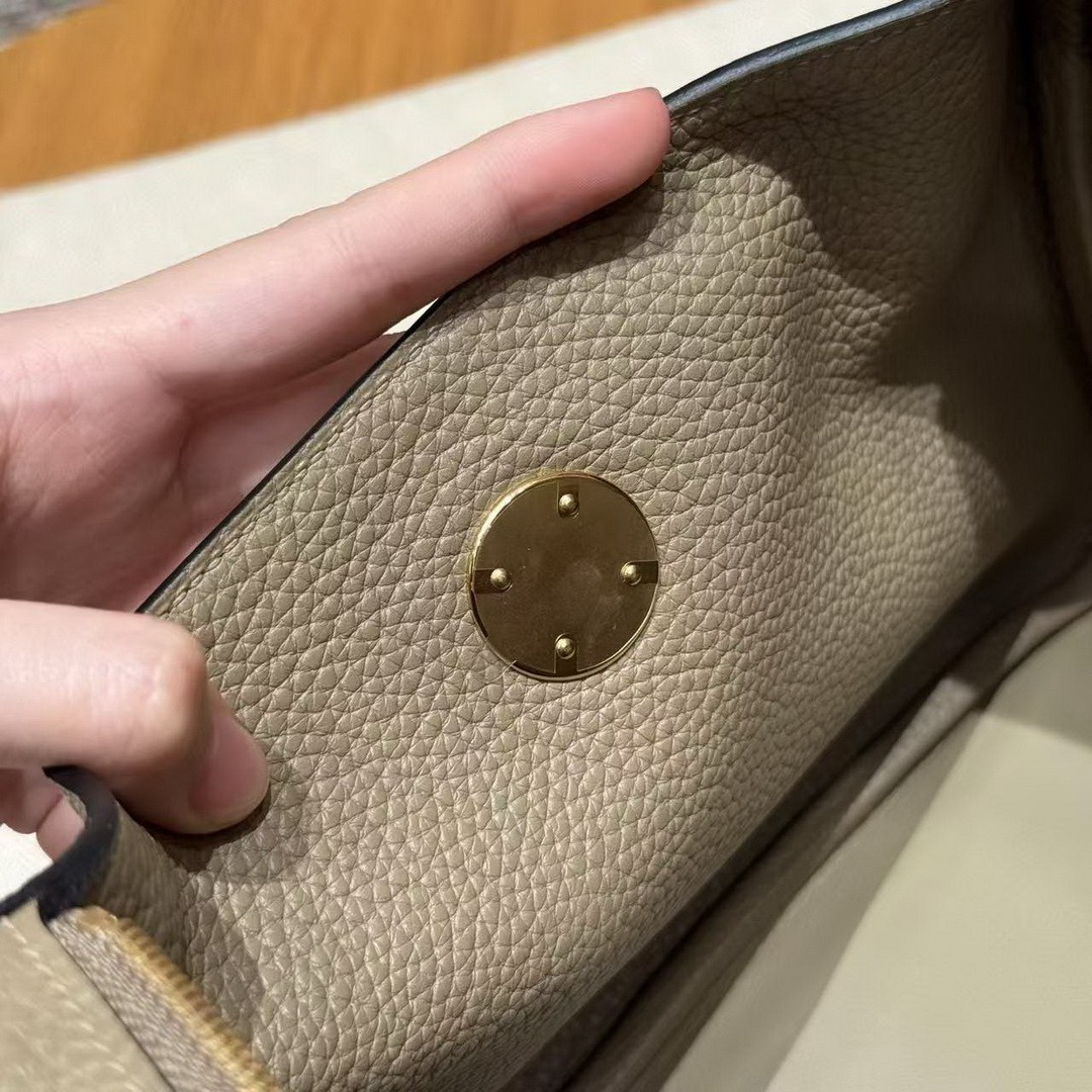 Hermes Lindy 26 CM Bag Handmade In Taurillon Clemence Leather Gold Hardware 8Q Beige Marfa - Image 7