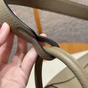Hermes Lindy 26 CM Bag Handmade In Taurillon Clemence Leather Gold Hardware 8Q Beige Marfa - Image 6