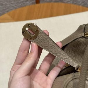 Hermes Lindy 26 CM Bag Handmade In Taurillon Clemence Leather Gold Hardware 8Q Beige Marfa - Image 4
