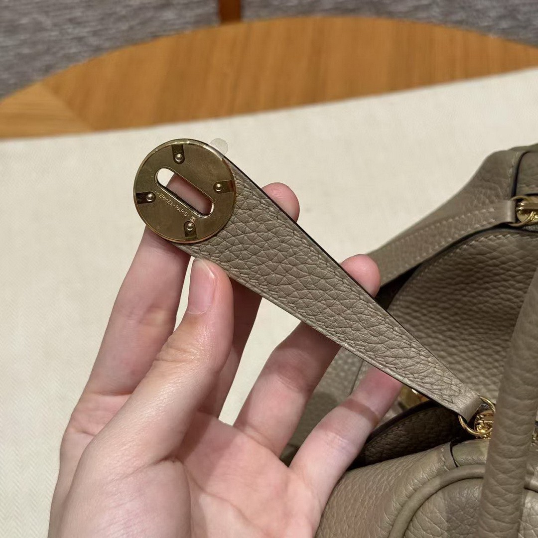 Hermes Lindy 26 CM Bag Handmade In Taurillon Clemence Leather Gold Hardware 8Q Beige Marfa - Image 4