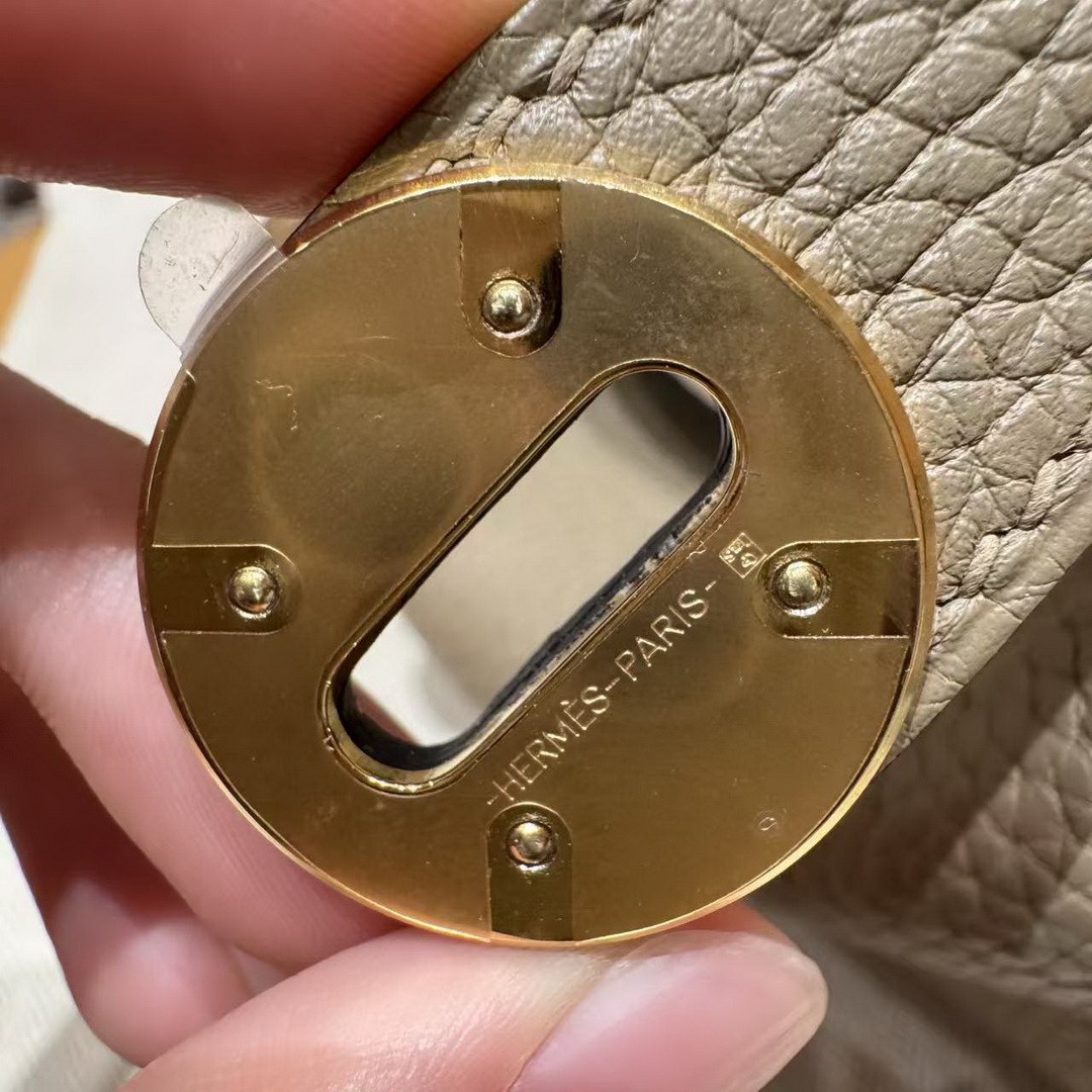 Hermes Lindy 26 CM Bag Handmade In Taurillon Clemence Leather Gold Hardware 8Q Beige Marfa - Image 3