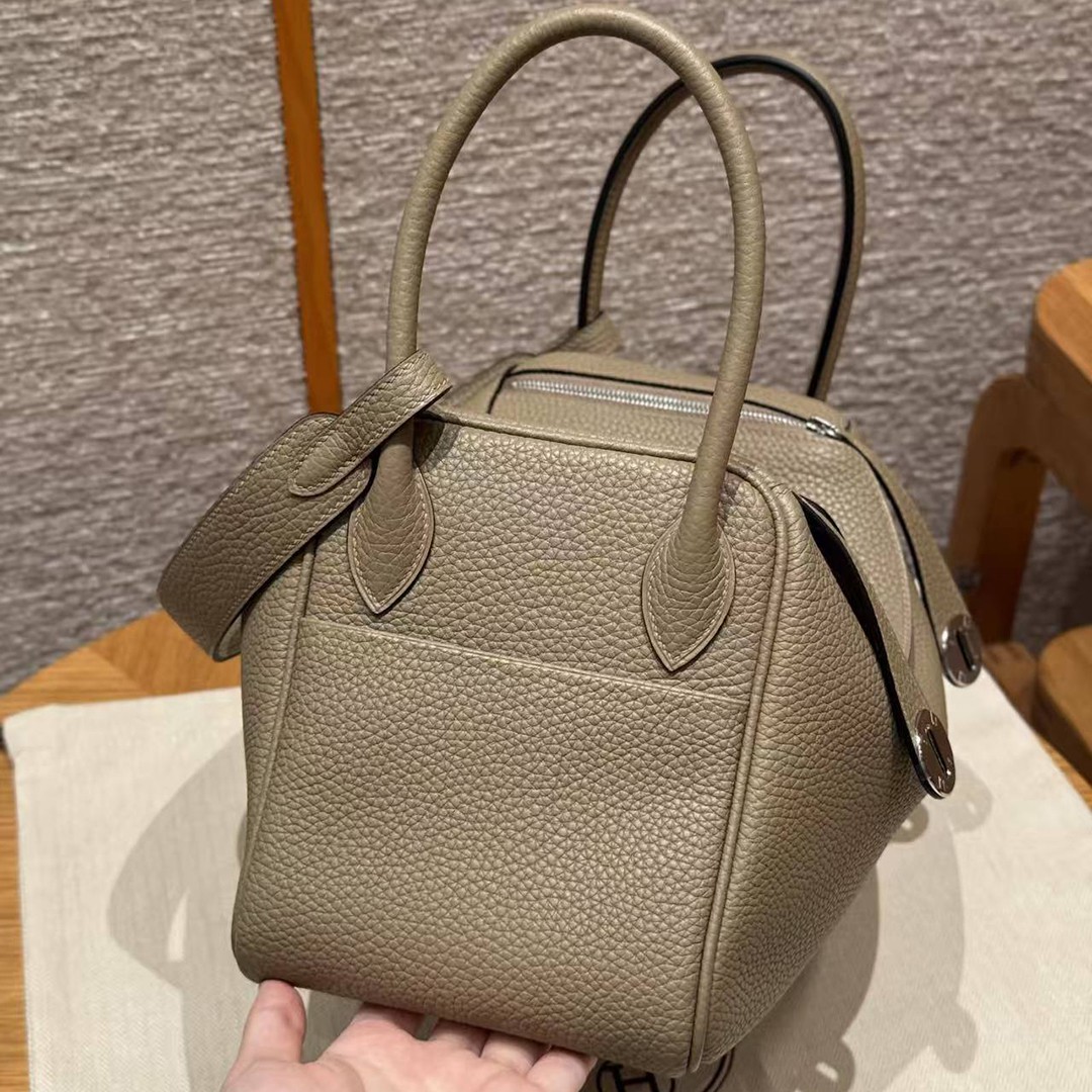 Hermes Lindy 26 CM Bag Handmade In Taurillon Clemence Leather Silver Hardware 8Q Beige Marfa - Image 20