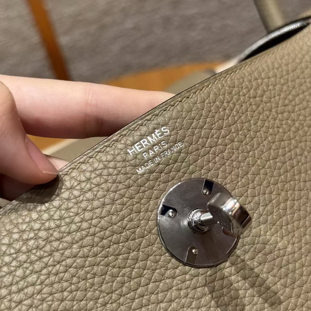 Hermes Lindy 26 CM Bag Handmade In Taurillon Clemence Leather Silver Hardware 8Q Beige Marfa - Image 16