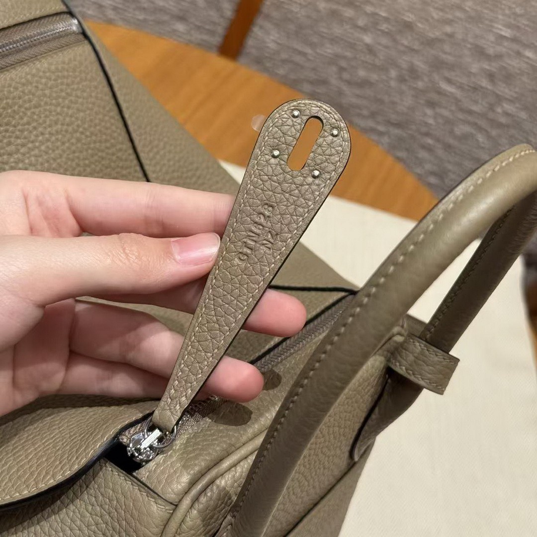Hermes Lindy 26 CM Bag Handmade In Taurillon Clemence Leather Silver Hardware 8Q Beige Marfa - Image 15