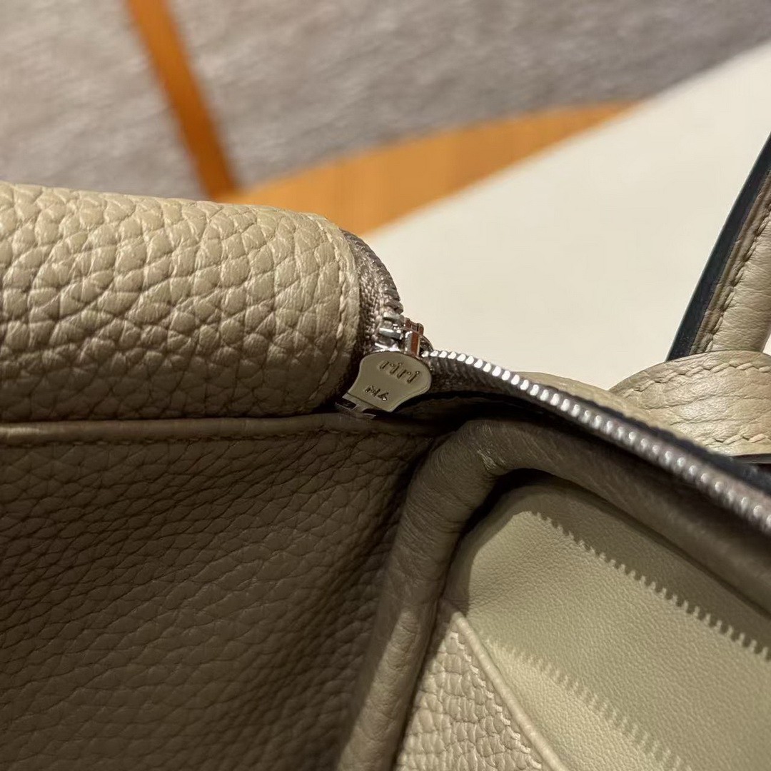 Hermes Lindy 26 CM Bag Handmade In Taurillon Clemence Leather Silver Hardware 8Q Beige Marfa - Image 14