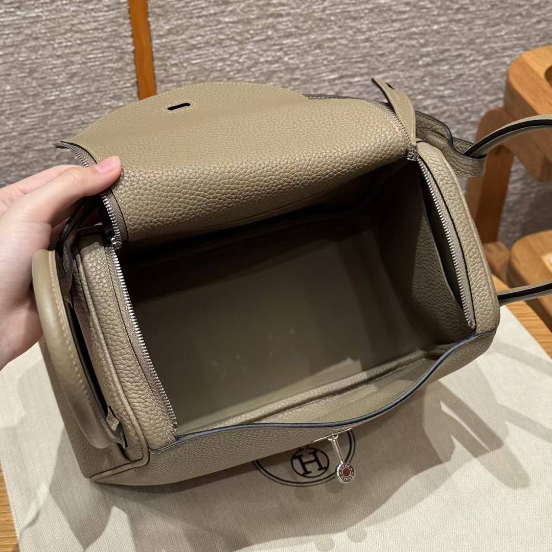 Hermes Lindy 26 CM Bag Handmade In Taurillon Clemence Leather Silver Hardware 8Q Beige Marfa - Image 12