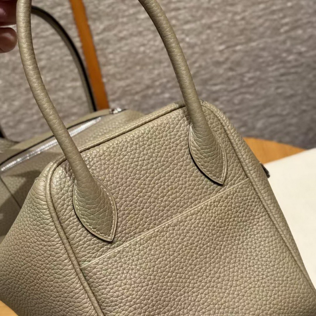 Hermes Lindy 26 CM Bag Handmade In Taurillon Clemence Leather Silver Hardware 8Q Beige Marfa - Image 8