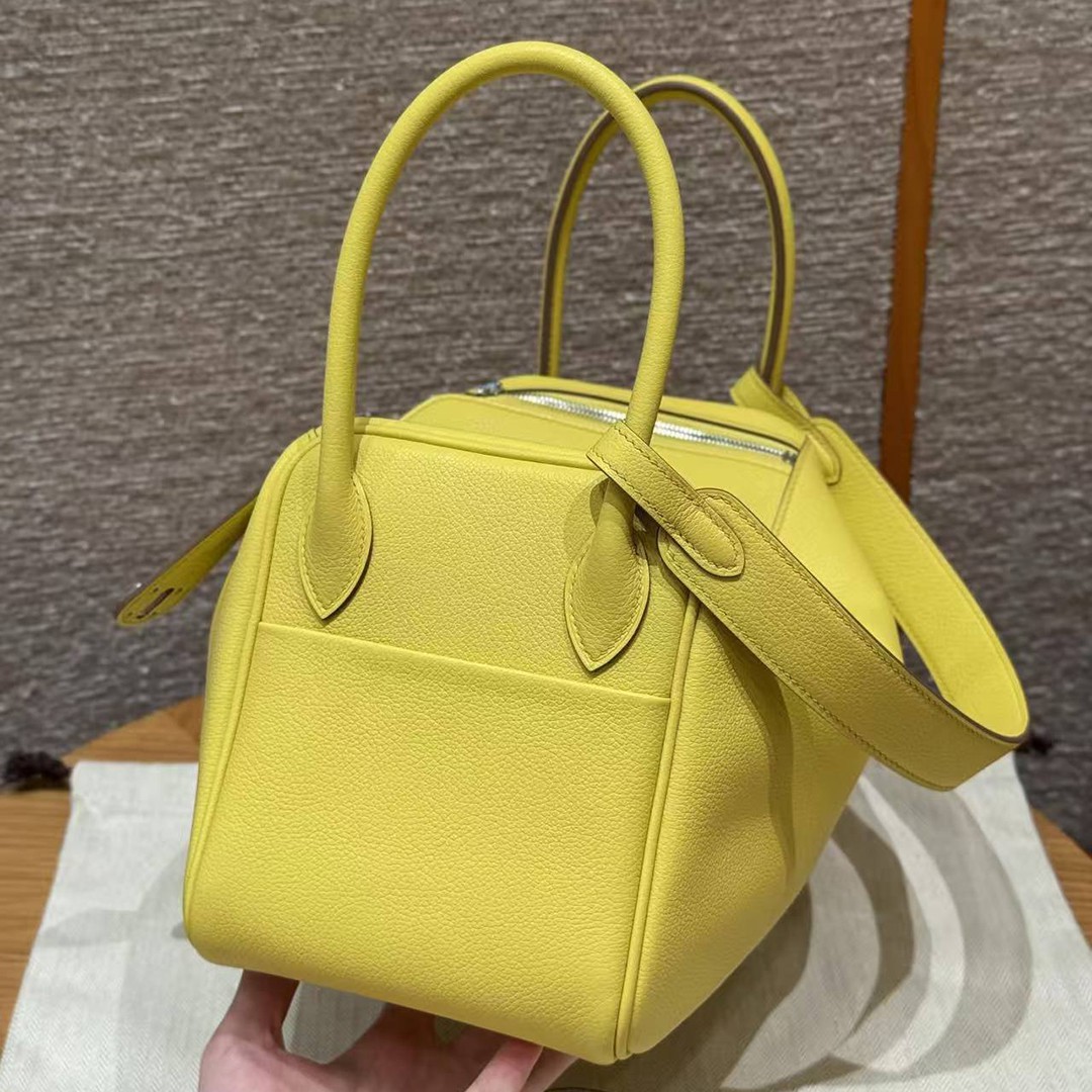 Hermes Lindy 26 CM Bag Handmade In Taurillon Clemence Leather Silver Hardware 9R Lime - Image 18