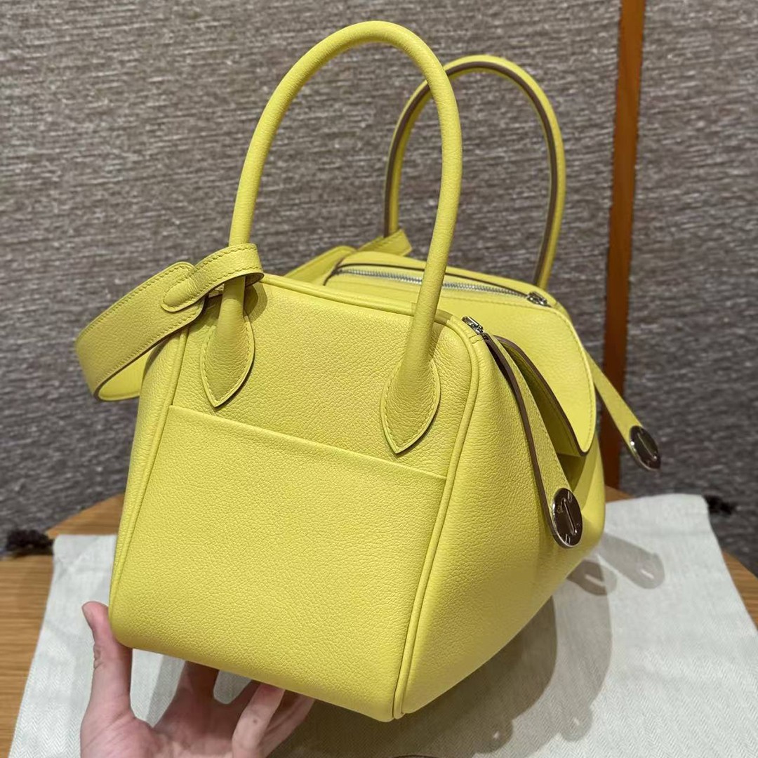 Hermes Lindy 26 CM Bag Handmade In Taurillon Clemence Leather Silver Hardware 9R Lime - Image 17