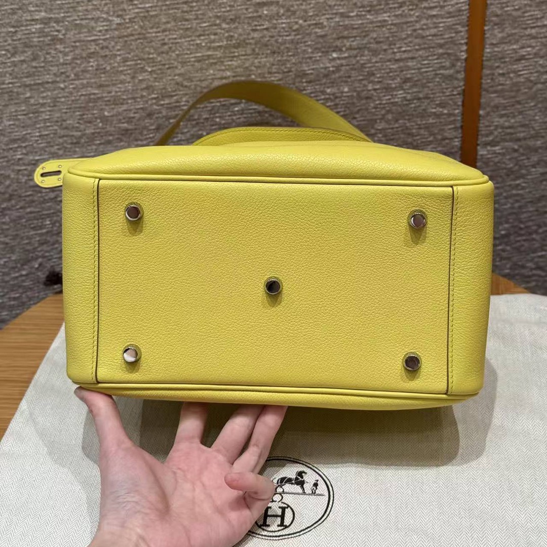 Hermes Lindy 26 CM Bag Handmade In Taurillon Clemence Leather Silver Hardware 9R Lime - Image 16