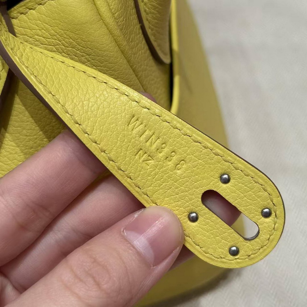 Hermes Lindy 26 CM Bag Handmade In Taurillon Clemence Leather Silver Hardware 9R Lime - Image 13